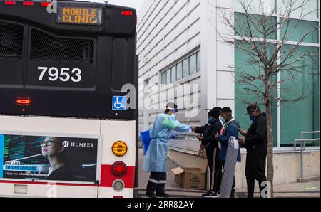 210413 -- TORONTO, 13. April 2021 -- am 13. April 2021 überprüft Ein Mediziner Informationen außerhalb eines COVID-19-Testbusses in Toronto, Ontario, Kanada. In der vergangenen Woche gab es einen Anstieg von 33 Prozent bei den täglichen Fallzahlen mit einem Durchschnitt von fast 8.100 neuen Fällen pro Tag, laut der Public Health Agency of Canada am Dienstag. Foto von /Xinhua CANADA-TORONTO-COVID-19-AVERAGE DAILY CASES-INCREASE ZouxZheng PUBLICATIONxNOTxINxCHN Stockfoto