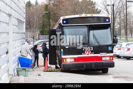 210413 -- TORONTO, 13. April 2021 -- Menschen stehen am 13. April 2021 vor einem COVID-19-Testbus in Toronto, Ontario, Kanada, für COVID-19-Tests an. In der vergangenen Woche gab es einen Anstieg von 33 Prozent bei den täglichen Fallzahlen mit einem Durchschnitt von fast 8.100 neuen Fällen pro Tag, laut der Public Health Agency of Canada am Dienstag. Foto von /Xinhua CANADA-TORONTO-COVID-19-AVERAGE DAILY CASES-INCREASE ZouxZheng PUBLICATIONxNOTxINxCHN Stockfoto