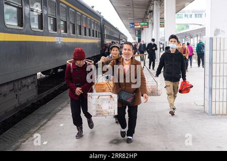 210414 -- CHANGSHA, 14. April 2021 -- Passagiere steigen in den Zug 7265, nachdem sie ihre Waren am Bahnhof Jishou in der zentralchinesischen Provinz Hunan am 11. April 2021 verkauft hatten. Die Züge der Baureihen 7265/7266/7267 nahmen 1995 ihren Betrieb auf und erstreckten sich über 300 Kilometer vom Bahnhof Huaihua bis zum Bahnhof Lixian. Die Züge fahren in 9 Stunden und 16 Minuten an 37 Haltestellen vorbei. Die Ticketpreise liegen zwischen 1 Yuan und 23,5 Yuan (ca. 0,15 bis 3,59 US-Dollar), die in 26 Jahren nicht erhöht wurden. Die Züge fahren durch die Wuling Mountains. Dank ihnen können Dorfbewohner nicht nur Obst, Gemüse und Stockfoto