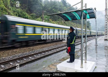 210414 -- CHANGSHA, 14. April 2021 -- Ein Zug fährt am Bahnhof Wanyan in der zentralchinesischen Provinz Hunan am 11. April 2021 vorbei. Die Züge der Baureihen 7265/7266/7267 nahmen 1995 ihren Betrieb auf und erstreckten sich über 300 Kilometer vom Bahnhof Huaihua bis zum Bahnhof Lixian. Die Züge fahren in 9 Stunden und 16 Minuten an 37 Haltestellen vorbei. Die Ticketpreise liegen zwischen 1 Yuan und 23,5 Yuan (ca. 0,15 bis 3,59 US-Dollar), die in 26 Jahren nicht erhöht wurden. Die Züge fahren durch die Wuling Mountains. Dank ihnen können Dorfbewohner nicht nur Obst, Gemüse und andere lokale Produkte zum Verkauf bringen, sondern auch Met Stockfoto