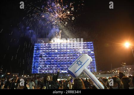 210415 -- TEL AVIV, 15. April 2021 -- Menschen beobachten Feuerwerk während einer Show anlässlich des 73. Unabhängigkeitstages Israels in Tel Aviv, Israel, 14. April 2021. /JINI Via Xinhua ISRAEL-TEL AVIV-UNABHÄNGIGKEITSTAG GideonxMarkowicz PUBLICATIONxNOTxINxCHN Stockfoto