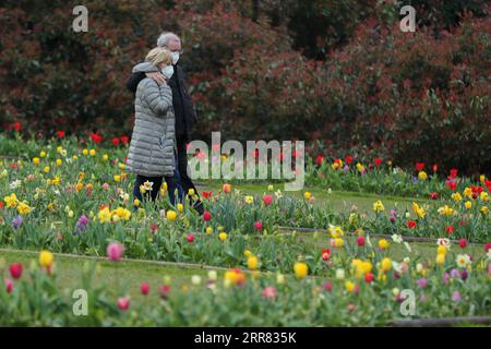 210415 -- BRÜSSEL, 15. April 2021 -- Besucher besuchen die Floralia Brüssel, oder die 18. Ausgabe der internationalen Blumenausstellung, im Grand Bigard Schloss in der Nähe von Brüssel, Belgien, 14. April 2021. Die Ausstellung dauert bis zum 2. Mai. Der 14 Hektar große Park zeigt mehr als eine Million Blumen mit fast 400 Tulpenarten. Hyazinthen und Narzissen sind ebenfalls gut vertreten. BELGIEN-BRÜSSEL-BLUMENAUSSTELLUNG ZhengxHuansong PUBLICATIONxNOTxINxCHN Stockfoto