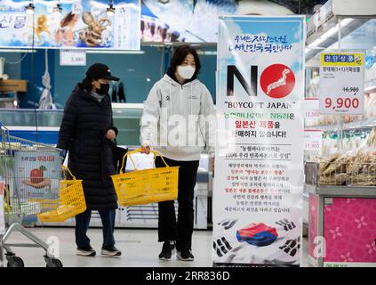 210415 -- SEOUL, 15. April 2021 -- Ein Plakat zum Boykott japanischer Produkte wird in einem Supermarkt gesehen, um gegen Japans Entscheidung zu protestieren, radioaktives Abwasser aus dem kaputten Kernkraftwerk Fukushima Daiichi in den Pazifischen Ozean zu werfen, in Seoul, Südkorea, 14. April 2021. Foto von /Xinhua SÜDKOREA-SEOUL-SUPERMARKT-BOYCOTT-JAPANISCHE PRODUKTE XuxRuxi PUBLICATIONxNOTxINxCHN Stockfoto