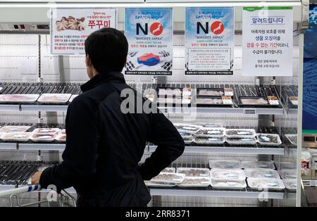 210415 -- SEOUL, 15. April 2021 -- Schilder und Plakate zum Boykott japanischer Produkte sind in einem Supermarkt zu sehen, um gegen Japans Entscheidung zu protestieren, radioaktives Abwasser aus dem kaputten Kernkraftwerk Fukushima Daiichi in den Pazifischen Ozean zu werfen, in Seoul, Südkorea, 14. April 2021. Foto von /Xinhua SÜDKOREA-SEOUL-SUPERMARKT-BOYCOTT-JAPANISCHE PRODUKTE XuxRuxi PUBLICATIONxNOTxINxCHN Stockfoto