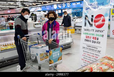 210415 -- SEOUL, 15. April 2021 -- Ein Plakat zum Boykott japanischer Produkte wird in einem Supermarkt gesehen, um gegen Japans Entscheidung zu protestieren, radioaktives Abwasser aus dem kaputten Kernkraftwerk Fukushima Daiichi in den Pazifischen Ozean zu werfen, in Seoul, Südkorea, 14. April 2021. Foto von /Xinhua SÜDKOREA-SEOUL-SUPERMARKT-BOYCOTT-JAPANISCHE PRODUKTE XuxRuxi PUBLICATIONxNOTxINxCHN Stockfoto