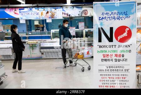 210415 -- SEOUL, 15. April 2021 -- Ein Plakat zum Boykott japanischer Produkte wird in einem Supermarkt gesehen, um gegen Japans Entscheidung zu protestieren, radioaktives Abwasser aus dem kaputten Kernkraftwerk Fukushima Daiichi in den Pazifischen Ozean zu werfen, in Seoul, Südkorea, 14. April 2021. Foto von /Xinhua SÜDKOREA-SEOUL-SUPERMARKT-BOYCOTT-JAPANISCHE PRODUKTE XuxRuxi PUBLICATIONxNOTxINxCHN Stockfoto