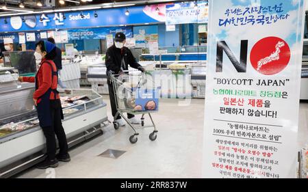 210415 -- SEOUL, 15. April 2021 -- Ein Plakat zum Boykott japanischer Produkte wird in einem Supermarkt gesehen, um gegen Japans Entscheidung zu protestieren, radioaktives Abwasser aus dem kaputten Kernkraftwerk Fukushima Daiichi in den Pazifischen Ozean zu werfen, in Seoul, Südkorea, 14. April 2021. Foto von /Xinhua SÜDKOREA-SEOUL-SUPERMARKT-BOYCOTT-JAPANISCHE PRODUKTE XuxRuxi PUBLICATIONxNOTxINxCHN Stockfoto
