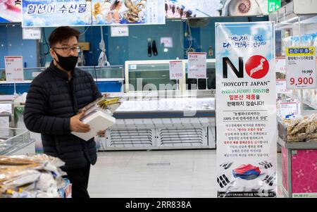 210415 -- SEOUL, 15. April 2021 -- Ein Plakat zum Boykott japanischer Produkte wird in einem Supermarkt gesehen, um gegen Japans Entscheidung zu protestieren, radioaktives Abwasser aus dem kaputten Kernkraftwerk Fukushima Daiichi in den Pazifischen Ozean zu werfen, in Seoul, Südkorea, 14. April 2021. Foto von /Xinhua SÜDKOREA-SEOUL-SUPERMARKT-BOYCOTT-JAPANISCHE PRODUKTE XuxRuxi PUBLICATIONxNOTxINxCHN Stockfoto