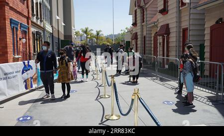 210415 -- LOS ANGELES, 15. April 2021 -- Leute warten während einer Vorschau in den Universal Studios Hollywood, Los Angeles, Kalifornien, USA, am 15. April, 2021. die Universal Studios Hollywood im Los Angeles County werden am 16. April wieder mit begrenzter Kapazität für die Öffentlichkeit zugänglich gemacht, nachdem sie mehr als ein Jahr geschlossen wurden. Foto von /Xinhua U.S.-LOS ANGELES-UNIVERSAL STUDIOS HOLLYWOOD-REOPENING-PREVIEW ZengxHui PUBLICATIONxNOTxINxCHN Stockfoto