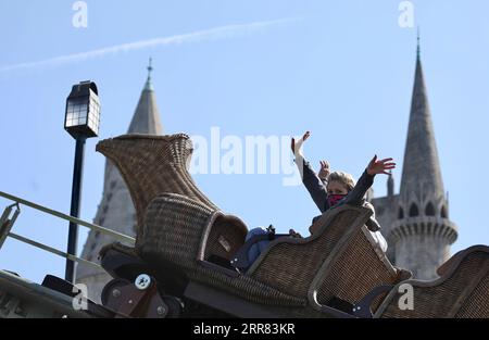 210415 -- LOS ANGELES, 15. April 2021 -- Leute haben Spaß während einer Vorschau in den Universal Studios Hollywood, Los Angeles, Kalifornien, USA, am 15. April, 2021. die Universal Studios Hollywood im Los Angeles County werden am 16. April wieder mit begrenzter Kapazität für die Öffentlichkeit zugänglich gemacht, nachdem sie mehr als ein Jahr geschlossen wurden. U.S.-LOS ANGELES-UNIVERSAL STUDIOS HOLLYWOOD-REOPENING-PREVIEW XINHUA PUBLICATIONXNOTXINXCHN Stockfoto