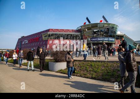 210417 -- RIGA, 17. April 2021 -- die Menschen stehen am 16. April 2021 in Riga, Lettland, um ein Massenimpfungszentrum für COVID-19 zu betreten. Lettland eröffnete am Freitag ein Massenimpfungszentrum für nicht priorisierte Menschen, um die Impfungen gegen COVID-19 voranzutreiben, teilten die Gesundheitsbehörden mit. Foto von /Xinhua LATVIA-VACCINATION-COVID-19 EdijsxPalens PUBLICATIONxNOTxINxCHN Stockfoto