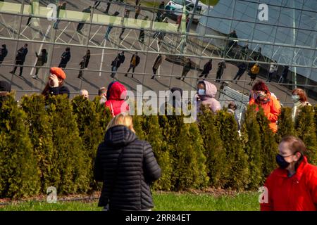 210417 -- RIGA, 17. April 2021 -- die Menschen stehen am 16. April 2021 in Riga, Lettland, um ein Massenimpfungszentrum für COVID-19 zu betreten. Lettland eröffnete am Freitag ein Massenimpfungszentrum für nicht priorisierte Menschen, um die Impfungen gegen COVID-19 voranzutreiben, teilten die Gesundheitsbehörden mit. Foto von /Xinhua LATVIA-VACCINATION-COVID-19 EdijsxPalens PUBLICATIONxNOTxINxCHN Stockfoto