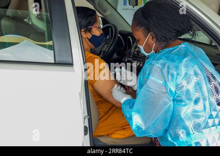 210417 -- KIGALI, 17. April 2021 -- Ein Mitarbeiter des Gesundheitswesens verabreicht am 17. April 2021 einer Frau den COVID-19-Impfstoff in einem Drive-Through-Impfzentrum in Kigali, Ruanda. Foto von /Xinhua RWANDA-KIGALI-COVID-19-VACCINATION CyrilxNdegeya PUBLICATIONxNOTxINxCHN Stockfoto