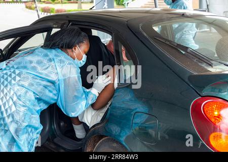 210417 -- KIGALI, 17. April 2021 -- am 17. April 2021 verabreicht Ein Gesundheitsfachmann den COVID-19-Impfstoff in einem Drive-Through-Impfzentrum in Kigali, Ruanda. Foto von /Xinhua RWANDA-KIGALI-COVID-19-VACCINATION CyrilxNdegeya PUBLICATIONxNOTxINxCHN Stockfoto