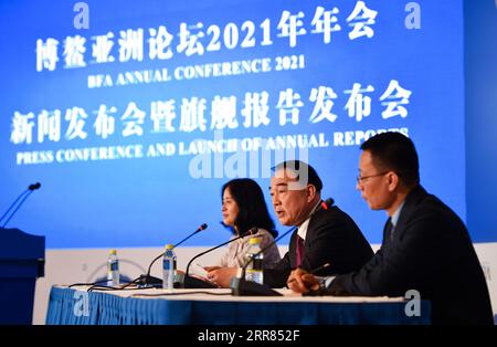 210418 -- BOAO, 18. April 2021 -- Li Baodong, Generalsekretär des Boao Forum for Asia BFA, spricht auf der Pressekonferenz der BFA-Jahreskonferenz 2021 in der Stadt Boao, Provinz Hainan in Südchina, 18. April 2021. Es wird erwartet, dass über 2.600 Delegierte, darunter Regierungsbeamte, Unternehmer und Wissenschaftler aus über 60 Ländern und Regionen, persönlich an der BFA-Jahreskonferenz 2021 teilnehmen. Etwa 1.200 Journalisten aus 160 Medienorganisationen in 18 Ländern und Regionen werden an der Konferenz teilnehmen. CHINA-HAINAN-BFA-JAHRESKONFERENZ CN GUOXCHENG PUBLICATIONXNOTXINXCHN Stockfoto