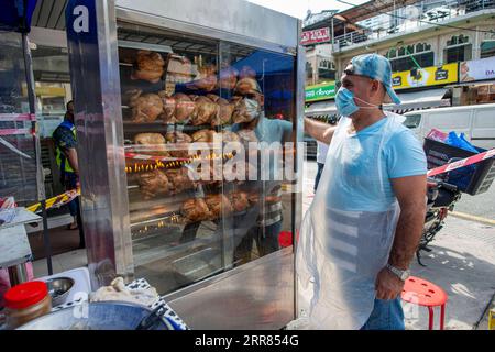 210418 -- KUALA LUMPUR, 18. April 2021 -- Ein Verkäufer, Der eine Gesichtsmaske trägt, bereitet Essen in Kuala Lumpur, Malaysia, 18. April 2021. Malaysia meldete 2.195 neue COVID-19-Infektionen, sagte das Gesundheitsministerium am Sonntag und brachte die nationale Gesamtzahl auf 375.054. Foto von /Xinhua MALAYSIA-KUALA LUMPUR-COVID-19-DAILY LIFE ChongxVoonxChung PUBLICATIONxNOTxINxCHN Stockfoto