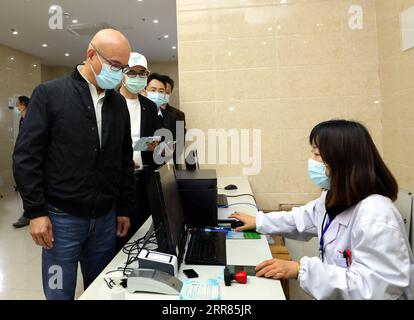 210420 -- SHANGHAI, 20. April 2021 -- taiwanesische Landsleute warten auf den Erhalt von COVID-19-Impfunterlagen in einem Gemeindegesundheitszentrum in Malu Stadt Jiading neue Stadt, Ost-chinesisches Shanghai, 19. April 2021. Shanghai begann am Montag in der Stadt mit der COVID-19-Impfung für taiwanesische Landsleute im Alter von 18 bis 75 Jahren nach dem Grundsatz der Einwilligung nach Aufklärung und freiwilliger Teilnahme. CHINA-SHANGHAI-TAIWAN-LANDSLEUTE-COVID-19-IMPFUNG CN LIUXYING PUBLICATIONXNOTXINXCHN Stockfoto