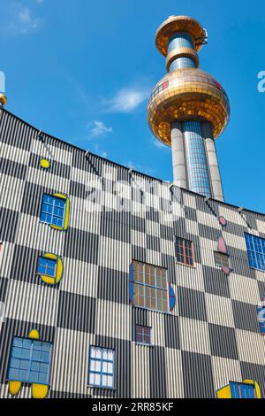 Mehrfarben-Spitelau-Verbrennungsofen und -Turm im Wiener Stadtzentrum. Österreich Stockfoto