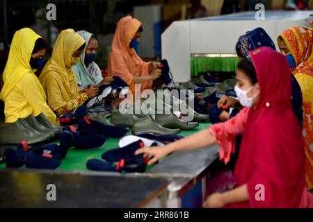 210420 -- GAZIPUR, 20. April 2021 -- Arbeiter machen Schuhe in der Fabrik von Panda Shoes Industries Ltd. In Gazipur am Stadtrand von Dhaka, Bangladesch, 4. April 2021. Tausende von Haushalten im Gazipur-Viertel am Rande der bangladeschischen Hauptstadt Dhaka haben sich nach der Eröffnung einer Schuhmacherfabrik mit chinesischer Beteiligung im Jahr 2012 verbessert. Panda Shoes Industries Ltd. Hat nicht nur Investitions- und Entwicklungsmöglichkeiten in den Gazipur District gebracht, sondern auch Arbeitsplätze vor der Haustür der Dorfbewohner geschaffen. Darüber hinaus hat die Schuhproduktion einen besonderen Schwerpunkt auf den lokalen Markt gelegt. Diese Mea Stockfoto