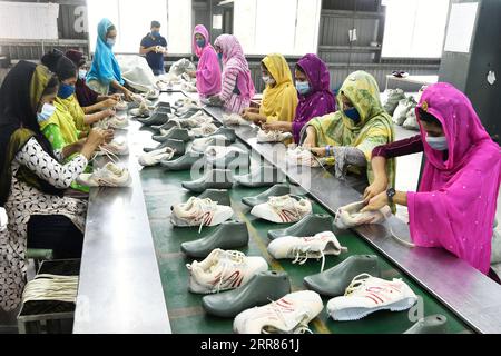 210420 -- GAZIPUR, 20. April 2021 -- Arbeiter machen Schuhe in der Fabrik von Panda Shoes Industries Ltd. In Gazipur am Stadtrand von Dhaka, Bangladesch, 4. April 2021. Tausende von Haushalten im Gazipur-Viertel am Rande der bangladeschischen Hauptstadt Dhaka haben sich nach der Eröffnung einer Schuhmacherfabrik mit chinesischer Beteiligung im Jahr 2012 verbessert. Panda Shoes Industries Ltd. Hat nicht nur Investitions- und Entwicklungsmöglichkeiten in den Gazipur District gebracht, sondern auch Arbeitsplätze vor der Haustür der Dorfbewohner geschaffen. Darüber hinaus hat die Schuhproduktion einen besonderen Schwerpunkt auf den lokalen Markt gelegt. Diese Mea Stockfoto