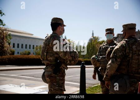 210420 -- WASHINGTON, 20. April 2021 -- Mitglieder der U.S. National Guard stehen am 20. April 2021 in der Nähe des Kapitols der Vereinigten Staaten in Washington, D.C., auf der Wache. Derek Chauvin, ehemaliger Polizeibeamter in Minneapolis, wurde wegen des Todes von George Floyd, dem Richter, der am Dienstag den Vorsitz über das hochkarätige Verfahren führte und das Urteil der Jury verlas, für zwei Mordfälle und einen Totschlag für schuldig befunden. Die District of Columbia National Guard aktivierte etwa 250 Mitarbeiter als Reaktion auf mögliche Demonstrationen im Zusammenhang mit dem Derek-Chauvin-Prozess. Foto: /Xinhua U.S.-WASHINGTON, D.C.- Stockfoto