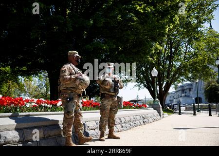 210420 -- WASHINGTON, 20. April 2021 -- Mitglieder der U.S. National Guard stehen am 20. April 2021 in der Nähe des Kapitols der Vereinigten Staaten in Washington, D.C., auf der Wache. Derek Chauvin, ehemaliger Polizeibeamter in Minneapolis, wurde wegen des Todes von George Floyd, dem Richter, der am Dienstag den Vorsitz über das hochkarätige Verfahren führte und das Urteil der Jury verlas, für zwei Mordfälle und einen Totschlag für schuldig befunden. Die District of Columbia National Guard aktivierte etwa 250 Mitarbeiter als Reaktion auf mögliche Demonstrationen im Zusammenhang mit dem Derek-Chauvin-Prozess. Foto: /Xinhua U.S.-WASHINGTON, D.C.- Stockfoto