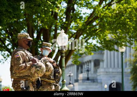 210420 -- WASHINGTON, 20. April 2021 -- Mitglieder der U.S. National Guard stehen am 20. April 2021 in der Nähe des Kapitols der Vereinigten Staaten in Washington, D.C., auf der Wache. Derek Chauvin, ehemaliger Polizeibeamter in Minneapolis, wurde wegen des Todes von George Floyd, dem Richter, der am Dienstag den Vorsitz über das hochkarätige Verfahren führte und das Urteil der Jury verlas, für zwei Mordfälle und einen Totschlag für schuldig befunden. Die District of Columbia National Guard aktivierte etwa 250 Mitarbeiter als Reaktion auf mögliche Demonstrationen im Zusammenhang mit dem Derek-Chauvin-Prozess. Foto: /Xinhua U.S.-WASHINGTON, D.C.- Stockfoto