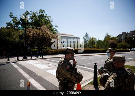 210420 -- WASHINGTON, 20. April 2021 -- Mitglieder der U.S. National Guard stehen am 20. April 2021 in der Nähe des Kapitols der Vereinigten Staaten in Washington, D.C., auf der Wache. Derek Chauvin, ehemaliger Polizeibeamter in Minneapolis, wurde wegen des Todes von George Floyd, dem Richter, der am Dienstag den Vorsitz über das hochkarätige Verfahren führte und das Urteil der Jury verlas, für zwei Mordfälle und einen Totschlag für schuldig befunden. Die District of Columbia National Guard aktivierte etwa 250 Mitarbeiter als Reaktion auf mögliche Demonstrationen im Zusammenhang mit dem Derek-Chauvin-Prozess. Foto: /Xinhua U.S.-WASHINGTON, D.C.- Stockfoto