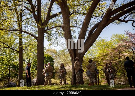 210420 -- WASHINGTON, 20. April 2021 -- Mitglieder der U.S. National Guard stehen am 20. April 2021 in der Nähe des Kapitols der Vereinigten Staaten in Washington, D.C., auf der Wache. Derek Chauvin, ehemaliger Polizeibeamter in Minneapolis, wurde wegen des Todes von George Floyd, dem Richter, der am Dienstag den Vorsitz über das hochkarätige Verfahren führte und das Urteil der Jury verlas, für zwei Mordfälle und einen Totschlag für schuldig befunden. Die District of Columbia National Guard aktivierte etwa 250 Mitarbeiter als Reaktion auf mögliche Demonstrationen im Zusammenhang mit dem Derek-Chauvin-Prozess. Foto: /Xinhua U.S.-WASHINGTON, D.C.- Stockfoto