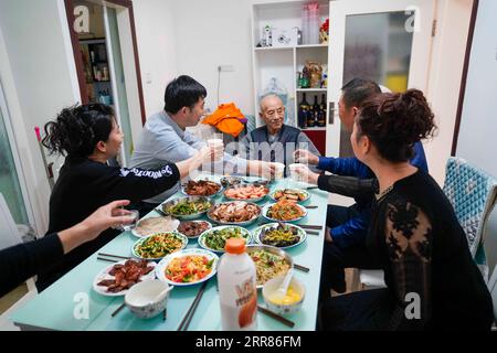 210421 -- URUMQI, 21. April 2021 -- Niu Jiashan 3rd, L feiert am 26. Februar 2021 das Laternenfest mit seiner Familie zu Hause in Ürümqi, Nordwestchinas Autonome Region Xinjiang Uygur. Eine Karriere-Staffel von drei Generationen über 70 Jahre innerhalb derselben Familie hat die erstaunliche Entwicklung des Eisenbahnverkehrs in der autonomen Region Xinjiang Uygur im Nordwesten Chinas erlebt. Xinjiang ist seit jeher für seine raue geologische und klimatische Umgebung bekannt, die von weiten Wüsten, schneebedeckten Bergen, verheerenden Winden bis hin zu salzigen Sümpfen reicht, von natürlichen Feinden bis hin zu Eisenbahnkonsolen Stockfoto