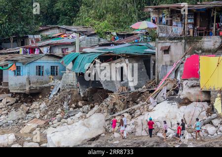 210422 -- PEKING, 22. April 2021 -- Foto aufgenommen am 16. November 2020 zeigt beschädigte Wohnhäuser nach dem Taifun Vamco in der Provinz Rizal auf den Philippinen. Unsere Heimat, die Erde, steht vor großen Herausforderungen für ihr Klima und ihre Umwelt. Es ist unsere Pflicht, Maßnahmen zu ergreifen und das Blaue Plannet zu schützen, in dem jeder von uns lebt. EARTH DAY 2021-ENVIRONMENT-AWARENESS RouellexUmali PUBLICATIONxNOTxINxCHN Stockfoto