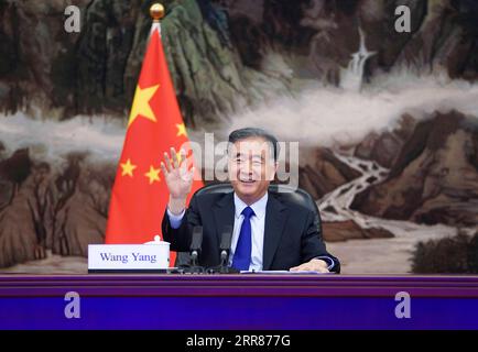 210422 -- PEKING, 22. April 2021 -- Wang Yang, Mitglied des Ständigen Ausschusses des Politischen Büros des Zentralkomitees der Kommunistischen Partei Chinas und Vorsitzender des Nationalen Komitees der Politischen Konsultativkonferenz des chinesischen Volkes, trifft sich mit Tomasz Grodzki, Sprecher des Oberhauses des polnischen Senats, über Video-Link in Peking, Hauptstadt Chinas, 22. April 2021. CHINA-PEKING-WANG YANG-POLEN-SENATSSPRECHERVERSAMMLUNG CN ZHANGXLING PUBLICATIONXNOTXINXCHN Stockfoto