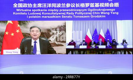 210422 -- PEKING, 22. April 2021 -- Wang Yang, Mitglied des Ständigen Ausschusses des Politischen Büros des Zentralkomitees der Kommunistischen Partei Chinas und Vorsitzender des Nationalen Komitees der Politischen Konsultativkonferenz des chinesischen Volkes, trifft sich mit Tomasz Grodzki, Sprecher des Oberhauses des polnischen Senats, über Video-Link in Peking, Hauptstadt Chinas, 22. April 2021. CHINA-PEKING-WANG YANG-POLEN-SENATSSPRECHERVERSAMMLUNG CN ZHANGXLING PUBLICATIONXNOTXINXCHN Stockfoto