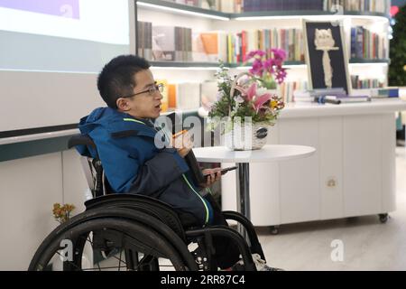 210423 -- PEKING, 23. April 2021 -- Liu Daming, ein Osteogenesis imperfecta-Patient und Buchautor, spricht über seine Erfahrung im Kampf gegen Behinderung bei der Eröffnungszeremonie der Shanyuan-Bücherkammer in Peking, der Hauptstadt Chinas, am 18. März 2021. In der Shanyuan Book Chamber, einem barrierefreien Buchladen, werden bei jedem Design und Layout die Bedürfnisse behinderter Leser berücksichtigt. Auf einer Fläche von über 300 Quadratmetern im Bezirk Dongcheng, Peking, bietet der Buchladen Bücherregale mit alternativen Höhen, abgerundete Möbel, ausreichend Platz für Rollstühle und andere Einrichtungen, um die Ausstattung zu verbessern Stockfoto