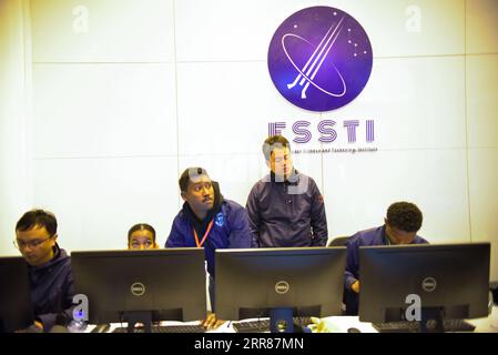 210423 -- PEKING, 23. April 2021 -- chinesische und äthiopische Ingenieure gehen ihre Arbeit während eines Satellitenstarts im Entoto Observatory Center in Addis Abeba, der Hauptstadt Äthiopiens, am 20. Dezember 2019 durch. Xinhua Schlagzeilen: Chinas neue Entwicklungsphilosophie für einen CO2-armen Übergang fördert die globale Klimareaktion MichaelxTewelde PUBLICATIONxNOTxINxCHN Stockfoto