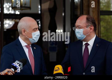 210423 -- BUKAREST, 23. April 2021 -- der rumänische Außenminister Bogdan Aurescu R trifft sich am 23. April 2021 in Bukarest, Rumänien, mit dem georgischen Außenminister David Zalkaliani. Die Außenminister Rumäniens, Polens und der Türkei trafen sich hier am Freitag zu einem trilateralen Treffen zu Sicherheitsfragen, zu dem auch ein Sondertreffen mit ihren Amtskollegen in Georgien und der Ukraine gehörte. Foto: /Xinhua ROMANIA-BUKAREST-FM-MEETING CristianxCristel PUBLICATIONxNOTxINxCHN Stockfoto