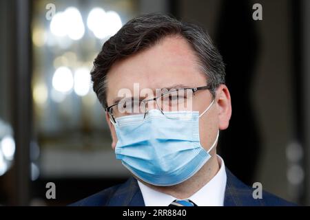 210423 -- BUKAREST, 23. April 2021 -- der ukrainische Außenminister Dmytro Kuleba nimmt am 23. April 2021 an einem Sondertreffen in Bukarest, Rumänien, Teil. Die Außenminister Rumäniens, Polens und der Türkei trafen sich hier am Freitag zu einem trilateralen Treffen zu Sicherheitsfragen, zu dem auch ein Sondertreffen mit ihren Amtskollegen in Georgien und der Ukraine gehörte. Foto: /Xinhua ROMANIA-BUKAREST-FM-MEETING CristianxCristel PUBLICATIONxNOTxINxCHN Stockfoto