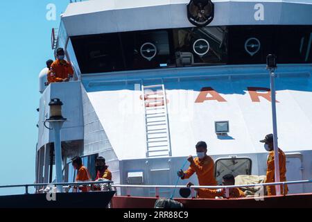 210424 -- BANYUWANGI, 24. April 2021 -- Mitglieder der Nationalen Such- und Rettungsagentur Basarnas bereiten sich auf die Such- und Rettungsaktion des U-Bootes KRI Nanggala-402 vor, das am 24. April 2021 im Hafen von Tanjung Wangi in Banyuwangi, Ost-Java, Indonesien, verloren ging. Indonesische Forscher haben Trümmer gefunden, von denen angenommen wird, dass sie von dem fehlenden U-Boot in den Gewässern vor Bali stammen, sagte der Stabschef der indonesischen Marine, Admiral Yudo Margono, am Samstag. Der Zustand der Menschen an Bord des U-Bootes KRI Nanggala-402 kann nicht bestimmt werden, sagte er einer Pressekonferenz. Das U-Boot mit 53 pe Stockfoto