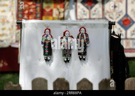 210425 -- BUKAREST, 25. April 2021 -- handgefertigte Waren werden während einer traditionellen Frühlingsmesse ausgestellt, die im rumänischen Dorfmuseum in Bukarest, Rumänien, am 24. April 2021 organisiert wird. Handwerker aus dem ganzen Land kamen im Dorfmuseum an, um ihre Handwerkskunst zu beweisen und ihre Waren zu verkaufen. Foto von /Xinhua ROMANIA-BUKAREST-HANDWERKSMESSE CristianxCristel PUBLICATIONxNOTxINxCHN Stockfoto