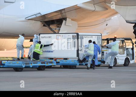 210426 -- GABORONE, 26. April 2021 -- Mitarbeiter entladen China-gespendete Sinovac COVID-19-Impfstoffe am Sir Seretse Khama International Airport in Gaborone, Botswana, 25. April 2021. Foto von /Xinhua BOTSWANA-GABORONE-CHINA-AIDED-COVID-19-VACCINE-ARRIVAL TshekisoxTebalo PUBLICATIONxNOTxINxCHN Stockfoto