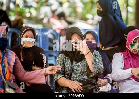 210426 -- YOGYAKARTA, 26. April 2021 -- Verwandte des U-Bootes KRI Nanggala-402 Opfer weinen in Yogyakarta, Indonesien, 26. April 2021. Das Wrack des vermissten indonesischen U-Bootes befand sich am Sonntag auf dem Meeresboden vor Bali Island, wobei alle 53 Besatzungsmitglieder an Bord tot waren, sagten die obersten Militärs. Das U-Boot Nanggala-402 wurde in drei Teile in einer Tiefe von 838 Metern unter dem Meer gebrochen, sagte der Stabschef der indonesischen Marine, Yudo Margono. Foto von /Xinhua INDONESIA-YOGYAKARTA-U-BOOT-LOST-RELATIVES Kurniawan PUBLICATIONxNOTxINxCHN Stockfoto