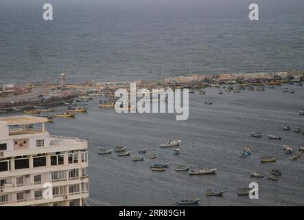 210426 -- GAZA CITY, 26. April 2021 -- im Seehafen von Gaza City, 26. April 2021, werden Fischerboote gesehen. Israel schloss die Offshore-Fischereizone des Gaza-Streifens Anfang Montag, nachdem über Nacht Raketenfeuer aus der palästinensischen Enklave ausgebrochen war, während das schlimmste Aufflammen in der Region in den letzten Monaten stattgefunden hatte. Foto von /Xinhua MIDEAST-GAZA STADT-MEER-FISCHEREIZONE GESCHLOSSEN RizekxAbdeljawad PUBLICATIONxNOTxINxCHN Stockfoto