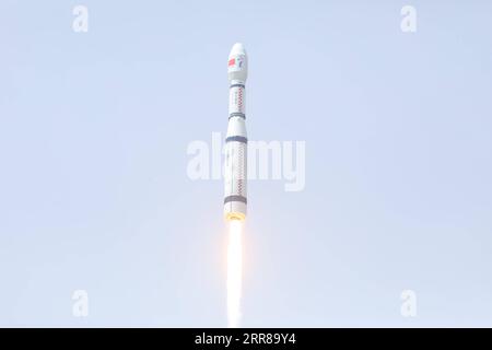 210427 -- TAIYUAN, 27. April 2021 -- Eine lange März-6-Rakete explodiert vom Taiyuan Satellite Launch Center in der nordchinesischen Provinz Shanxi, 27. April 2021, und sendet neun kommerzielle Satelliten in den Weltraum. Die Satelliten, einschließlich Qilu-1 und Qilu-4, sind in ihre geplanten Umlaufbahnen eingedrungen und werden der ostchinesischen Provinz Shandong Fernerkundungsdienste für Landvermessung, Stadtbau, Land- und Forstwirtschaft, Energie, Katastrophenvorbeugung und -Reduzierung. Andere Satelliten an Bord der Rakete werden zur Erprobung von Technologien im Bereich des Entwurfs von Satellitenplattformen, der Echtzeitbildgebung und der Beobachtung verwendet Stockfoto