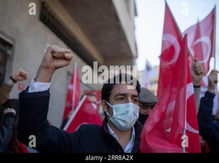 210427 -- ISTANBUL, 27. April 2021 -- Menschen nehmen an einem Protest in Istanbul, Türkei, 26. April 2021 Teil. US-Präsident Joe Biden erkannte am Samstag offen die Massenmorde an Armeniern vor mehr als einem Jahrhundert als Völkermord an, während die Türkei diesen Schritt sofort anprangerte. Foto von /Xinhua TURKEY-ISTANBUL-U.S.-PROTEST OsmanxOrsal PUBLICATIONxNOTxINxCHN Stockfoto