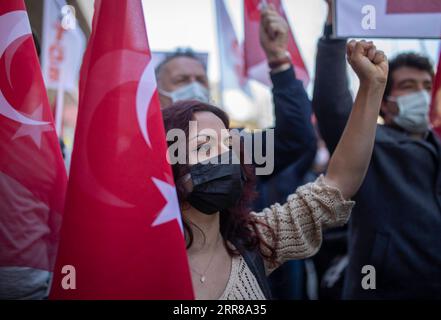 210427 -- ISTANBUL, 27. April 2021 -- Menschen nehmen an einem Protest in Istanbul, Türkei, 26. April 2021 Teil. US-Präsident Joe Biden erkannte am Samstag offen die Massenmorde an Armeniern vor mehr als einem Jahrhundert als Völkermord an, während die Türkei diesen Schritt sofort anprangerte. Foto von /Xinhua TURKEY-ISTANBUL-U.S.-PROTEST OsmanxOrsal PUBLICATIONxNOTxINxCHN Stockfoto