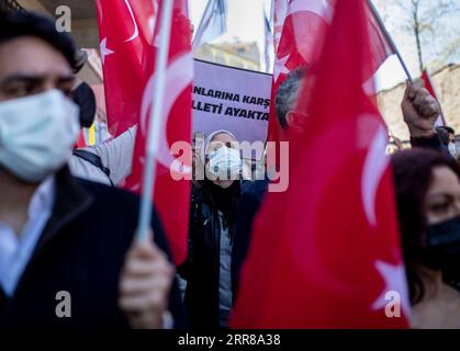 210427 -- ISTANBUL, 27. April 2021 -- Menschen nehmen an einem Protest in Istanbul, Türkei, 26. April 2021 Teil. US-Präsident Joe Biden erkannte am Samstag offen die Massenmorde an Armeniern vor mehr als einem Jahrhundert als Völkermord an, während die Türkei diesen Schritt sofort anprangerte. Foto von /Xinhua TURKEY-ISTANBUL-U.S.-PROTEST OsmanxOrsal PUBLICATIONxNOTxINxCHN Stockfoto