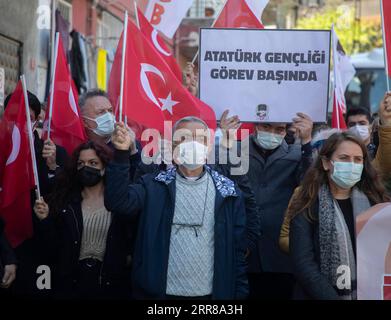 210427 -- ISTANBUL, 27. April 2021 -- Menschen nehmen an einem Protest in Istanbul, Türkei, 26. April 2021 Teil. US-Präsident Joe Biden erkannte am Samstag offen die Massenmorde an Armeniern vor mehr als einem Jahrhundert als Völkermord an, während die Türkei diesen Schritt sofort anprangerte. Foto von /Xinhua TURKEY-ISTANBUL-U.S.-PROTEST OsmanxOrsal PUBLICATIONxNOTxINxCHN Stockfoto