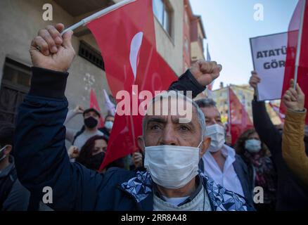 210427 -- ISTANBUL, 27. April 2021 -- Menschen nehmen an einem Protest in Istanbul, Türkei, 26. April 2021 Teil. US-Präsident Joe Biden erkannte am Samstag offen die Massenmorde an Armeniern vor mehr als einem Jahrhundert als Völkermord an, während die Türkei diesen Schritt sofort anprangerte. Foto von /Xinhua TURKEY-ISTANBUL-U.S.-PROTEST OsmanxOrsal PUBLICATIONxNOTxINxCHN Stockfoto