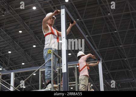 210427 -- HAIKOU, 27. April 2021 -- Arbeiter bereiten den Veranstaltungsort für die erste China International Consumer Products Expo im Hainan International Convention and Exhibition Center in Haikou, Südchinesische Provinz Hainan, 27. April 2021 vor. Die erste China International Consumer Products Expo findet vom 7. Bis 10. Mai im Hainan International Convention and Exhibition Center statt. Die Ausstellung wird eine Gesamtfläche von etwa 80.000 Quadratmetern umfassen. CHINA-HAINAN-HAIKOU-INTERNATIONAL CONSUMER PRODUCTS EXPO CN ZHANGXLIYUN PUBLICATIONXNOTXINXCHN Stockfoto