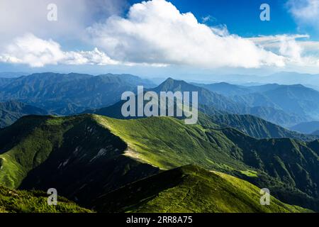 Asahi Mountain Range, südlicher Blick vom Gipfel des höchsten Berges Ohasahi(Ohasahidake),100 von Japan, Yamagata, Tohoku, Japan, Asien Stockfoto